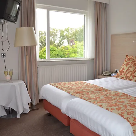 מלון Fletcher Restaurant De Witte Raaf 4*