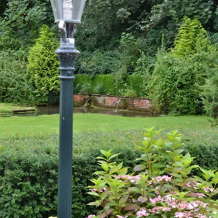 מלון Fletcher Restaurant De Witte Raaf 4*