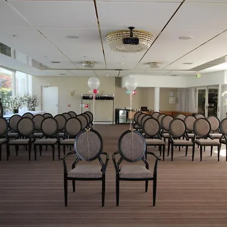 מלון Fletcher Restaurant De Witte Raaf 4*