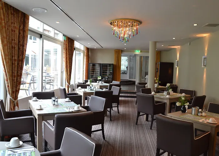 מלון Fletcher Restaurant De Witte Raaf 4*